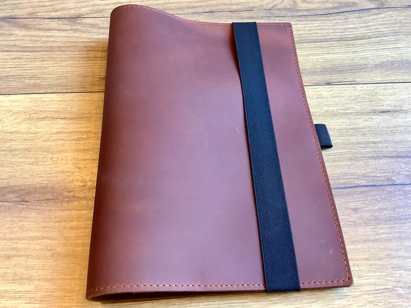 Leder-Buchhülle travel A5 Gummizug (papoutsi)
