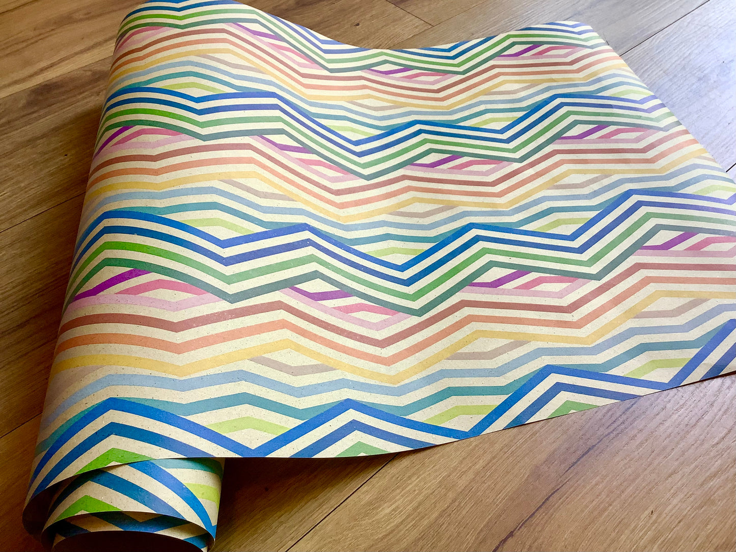 Geschenkpapier Graspapier Regenbogen 4m 50cm JUNG - Polly Paper - Umweltfreundliche Schreibwaren