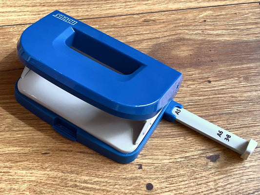 Locher novus E210 blau Metall - Polly Paper - Umweltfreundliche Schreibwaren