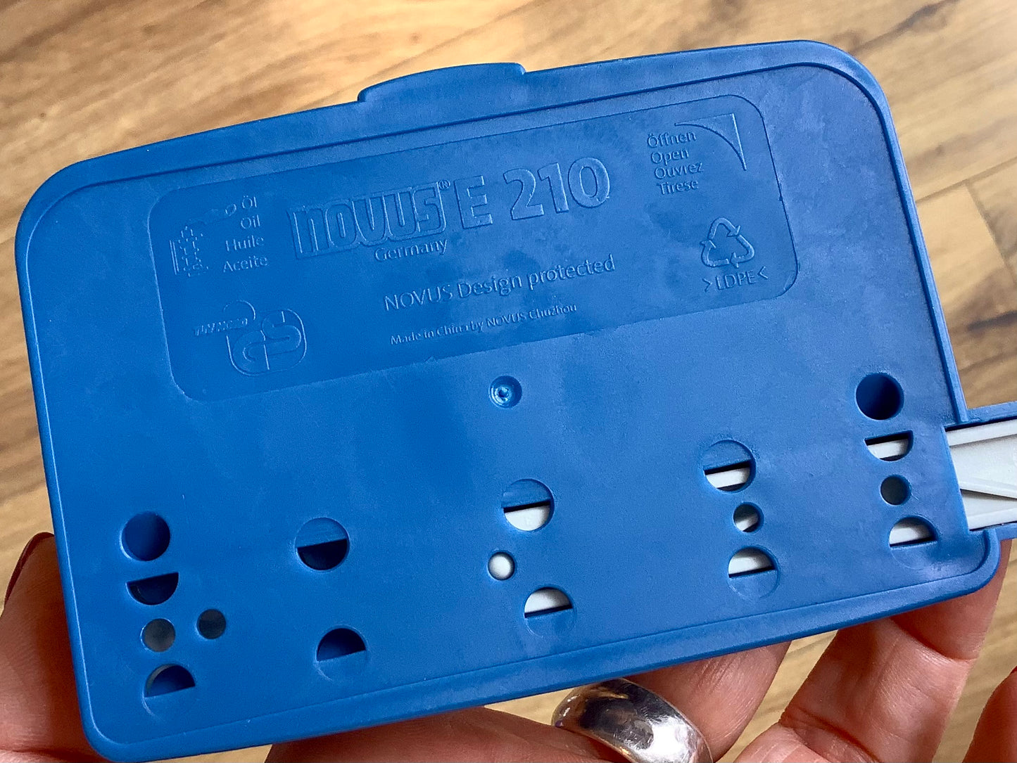 Locher novus E210 blau Metall - Polly Paper - Umweltfreundliche Schreibwaren