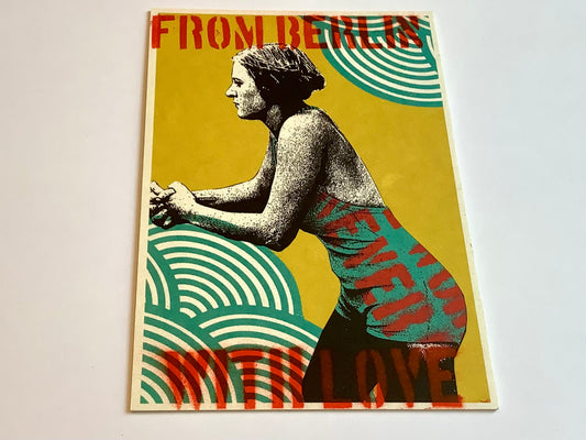 Die illustrierte Postkarte zeigt eine Frau im 20er-Jahre Badeanzug. Der Text oben und unten: From Berlin with love.
