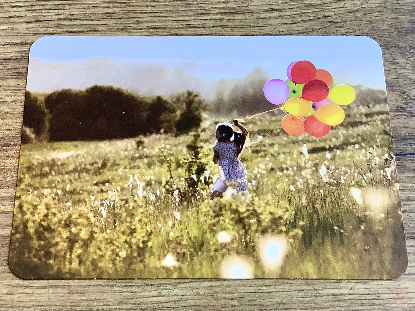 Sommerliche Postkarte Mädchen-mit-ballons-auf-wiese