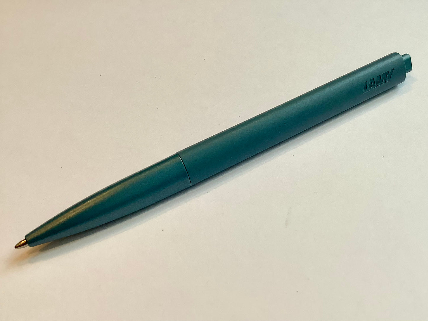 Druckkugelschreiber von Lamy
Erhältlich bei Polly Paper in Berlin-Mitte