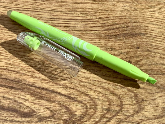 Grüner frixion-Textmarker radierbar