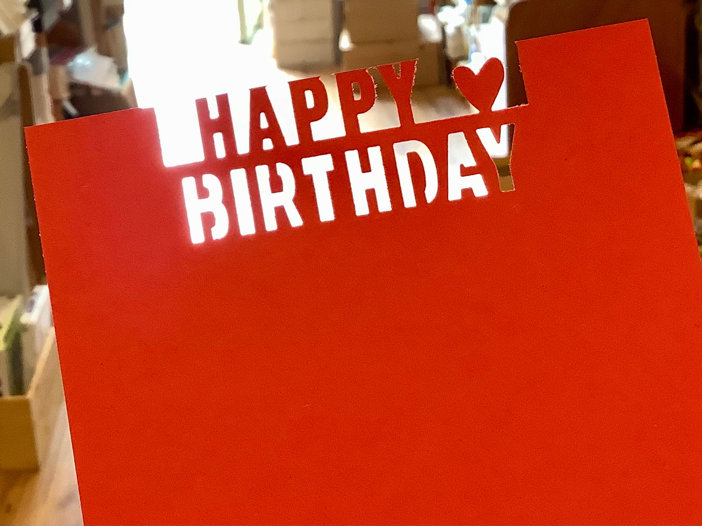 Geburtstagskarte mit den Worten happy birthday herausgestanzt