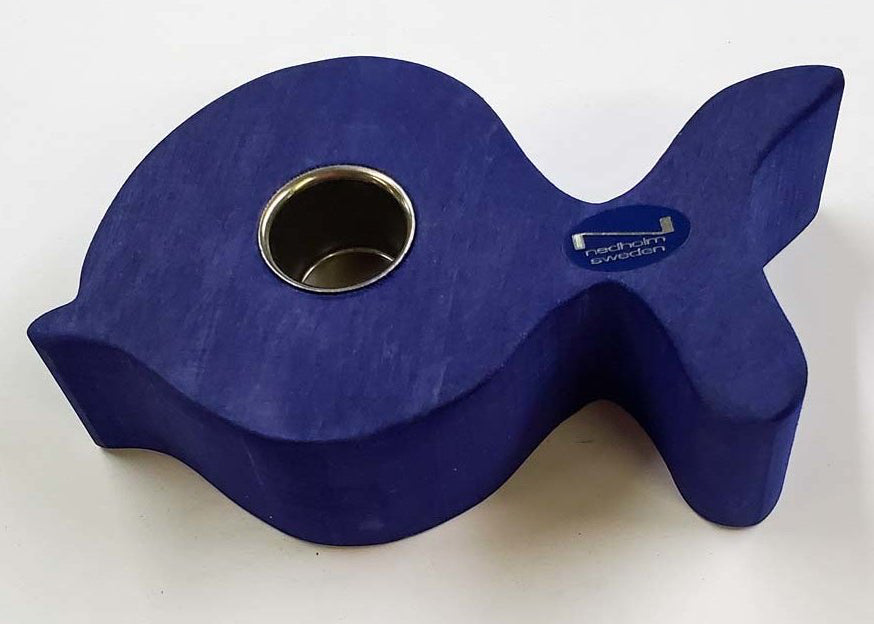 Kerzenstaender aus blauem Holz in Fischform