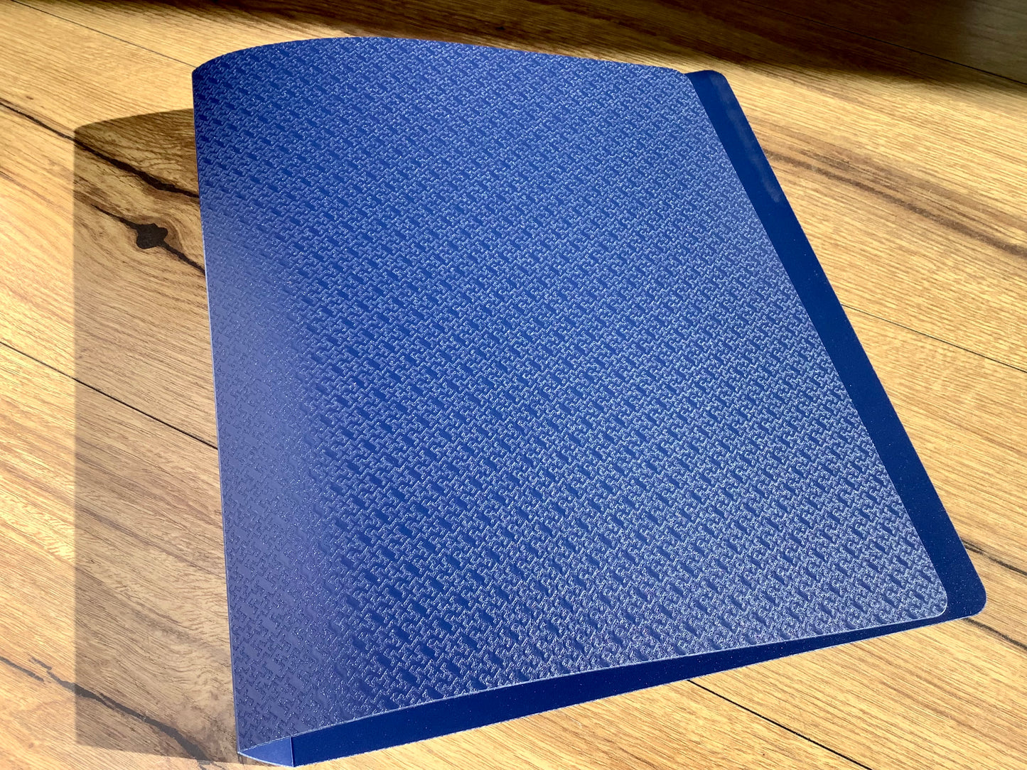 Ringbuch aus recyceltem PP in blau. Umweltfreundlicher Bürobedarf bei Polly Paper in Berlin-Mitte