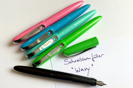 5 Fueller der Serie „Wavy“. Schreibernfueller in orange, blau, türkis, grün und schwarz