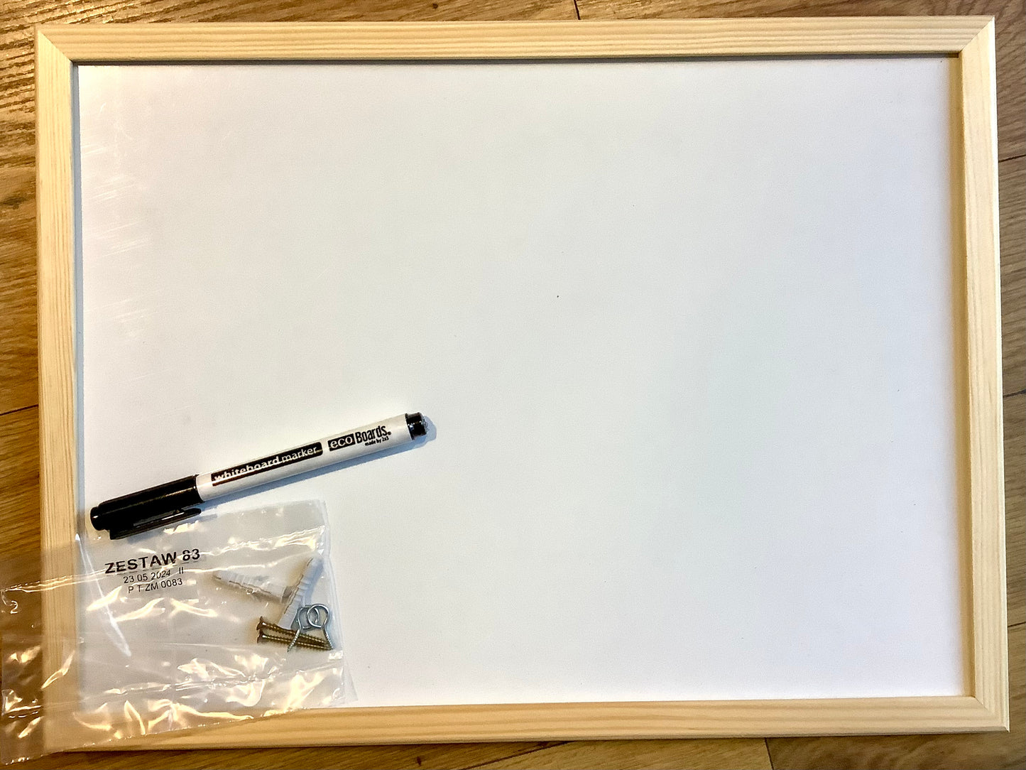 kleines Whiteboard mit Holzrahmen