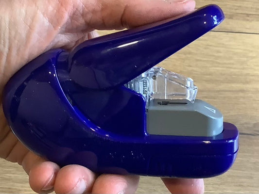 Stapler PLUS Heftgerät ohne Klammern - Polly Paper - Umweltfreundliche Schreibwaren
