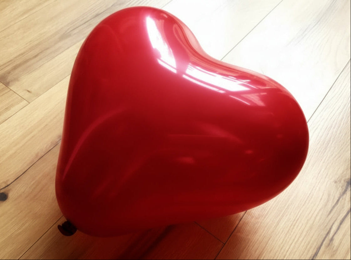 Roter Ballon in Herzform