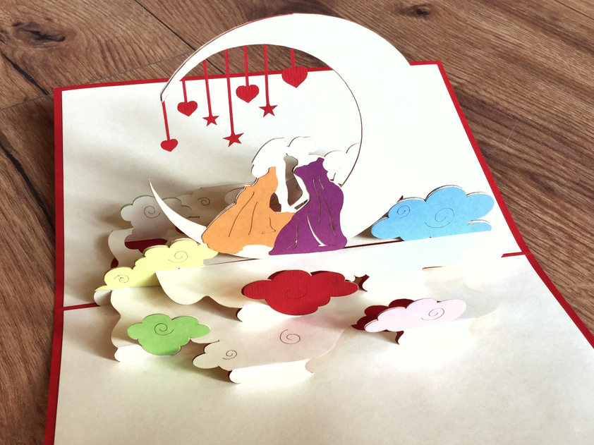 2 Frauen auf einer Mondsichel zwischen regenbogenfarbenen Wolken: 3D-Karte (Pop-Up-Karte) für eine Frauen-Hochzeit LGBTQ