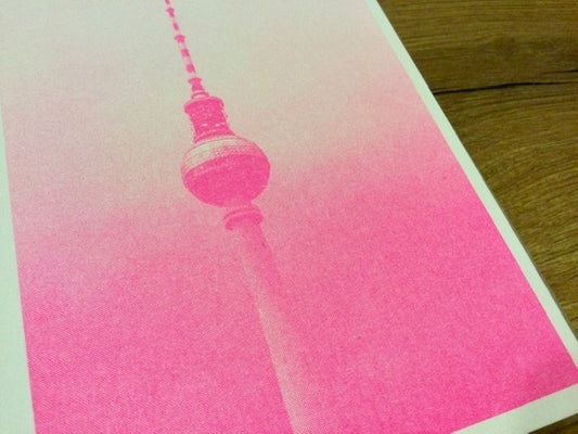 Die neonpinkfarbene Postkarte zeigt den Berliner Fernsehturm - erfhältlich bei Polly Paper - Umweltfreundliche Schreibwaren