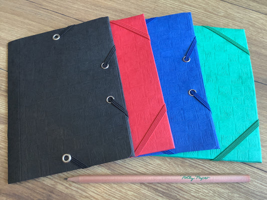 Mini-Sammelmappe aus festem Karton mit Eckspann-Gummizug. 5 Farben: grün, blau, rot und schwarz. Bürobedarf bei Polly Paper in Berlin-Mitte