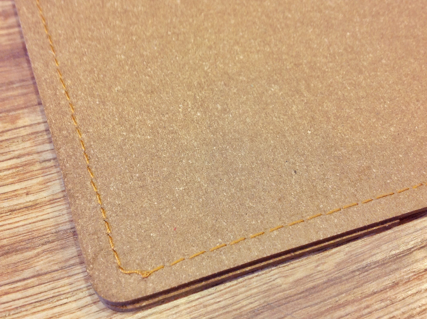 Schreibunterlage aus Recyclingleder, Rückseitenansicht, detail
