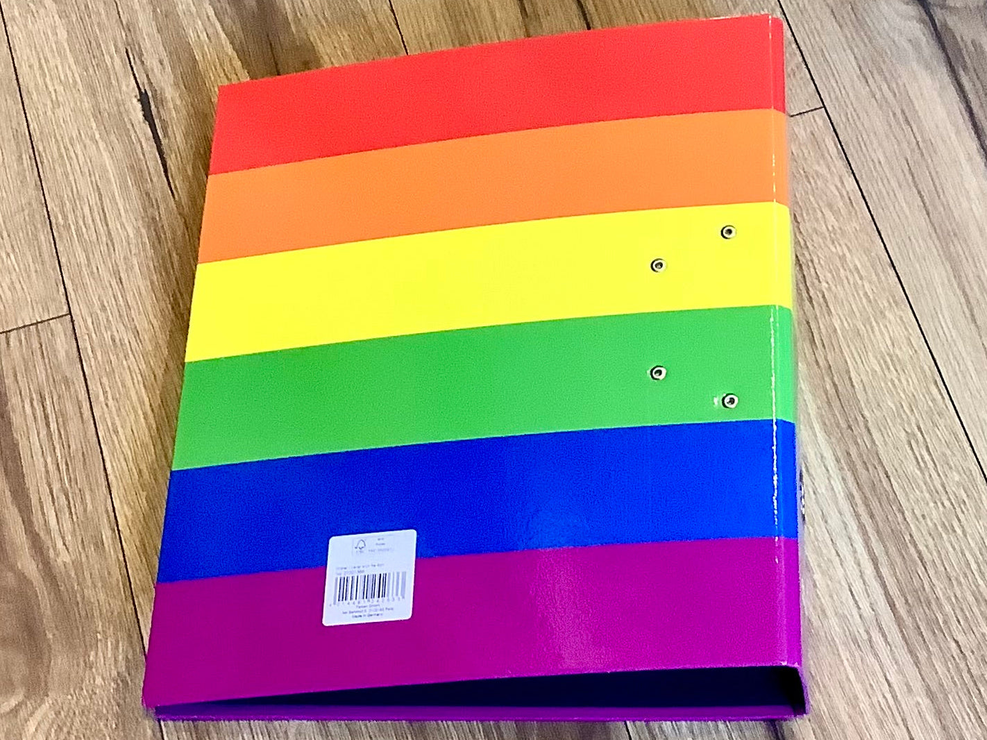 Rückseite des Aktenordners Regenbogenfarben gestreift 