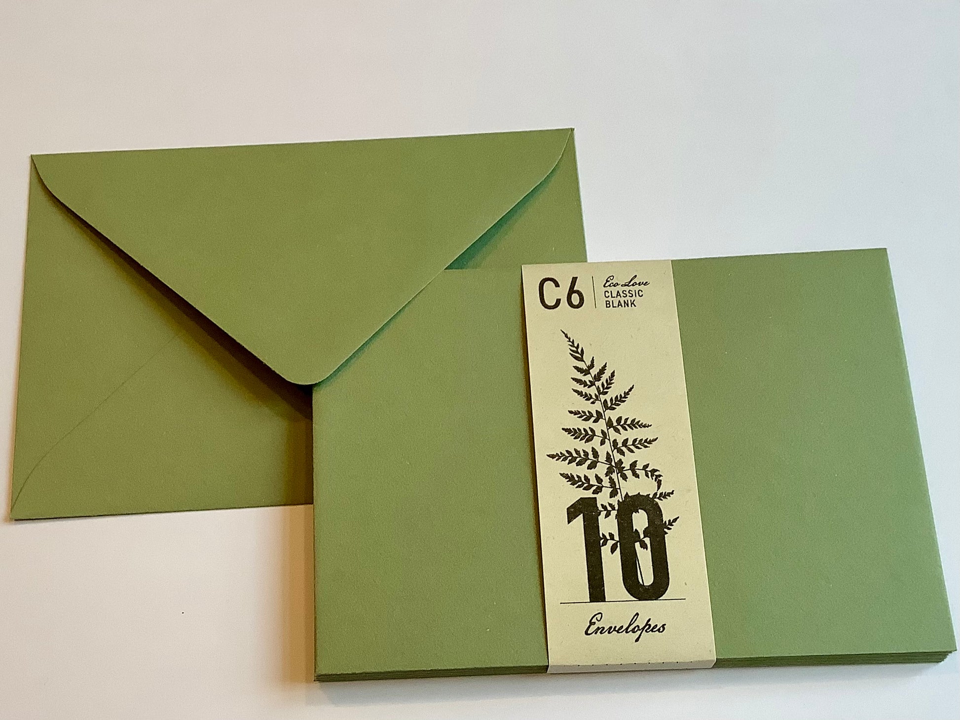 Briefumschläge in olivgrün im Format C6 mit Spitzklappe. Erhältlich bei Polly Paper in Berlin
