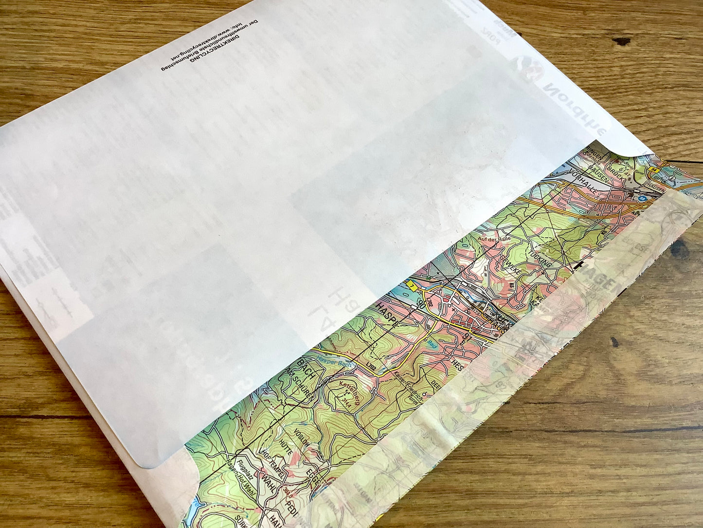 Upcycling-Versandtaschen in C5 mit Landkarte innen - erhältlich bei Polly Paper, umweltfreundlicher Bürobedarf in Berlin-Mitte