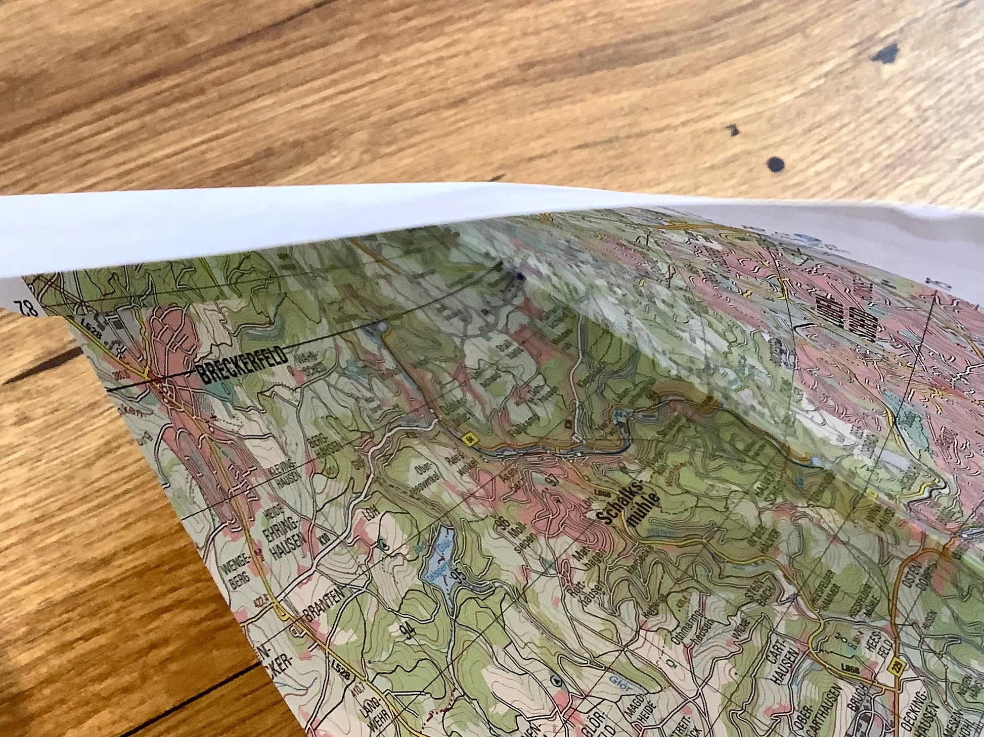 Upcycling-Versandtaschen in C5 mit Landkarte innen - erhältlich bei Polly Paper, umweltfreundlicher Bürobedarf in Berlin-Mitte