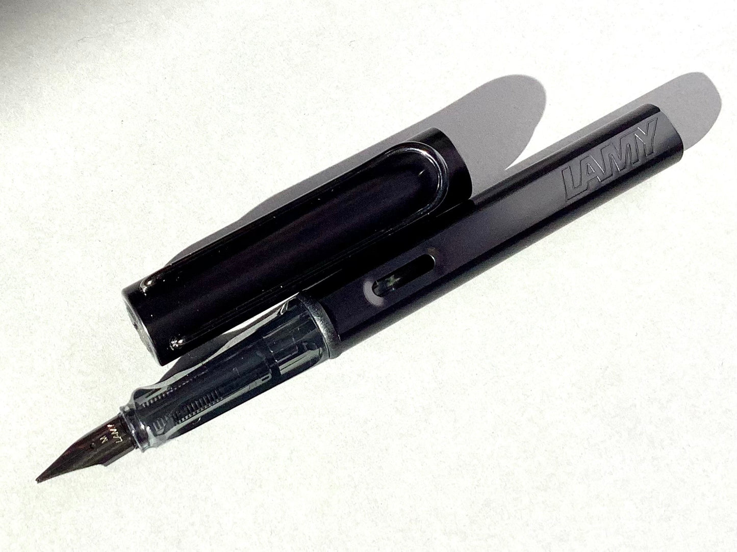 Füllhalter von LAMY aus Aluminium in schwarz (Griffstück aus schwarz-transparentem Kunststoff). 
Erhältlich bei Polly Paper Schreibwaren in Berlin-Mitte
