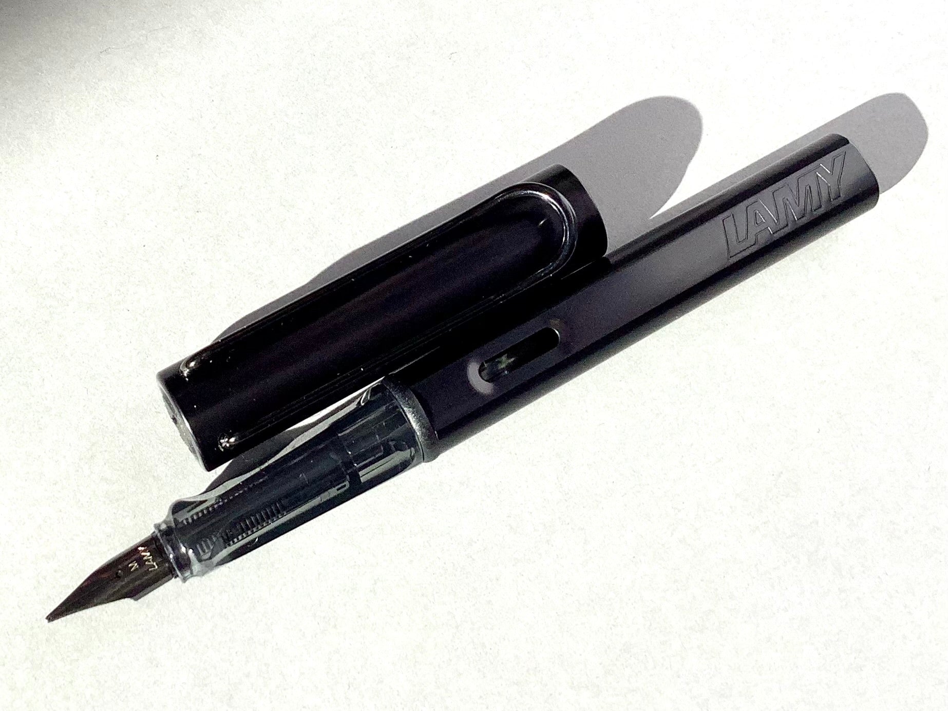 Füllhalter von LAMY aus Aluminium in schwarz (Griffstück aus schwarz-transparentem Kunststoff). 
Erhältlich bei Polly Paper Schreibwaren in Berlin-Mitte