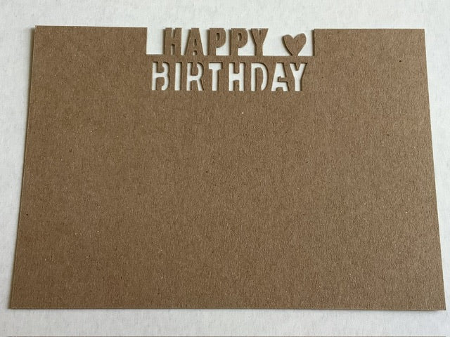 Geburtstagskarte mit den Worten happy birthday herausgestanzt