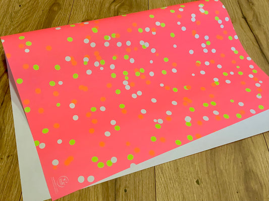 1 Bogen neonrotes Geschenkpapier mit neonfarbenen Punkten darauf. 
Polly Paper in Berlin-Mitte