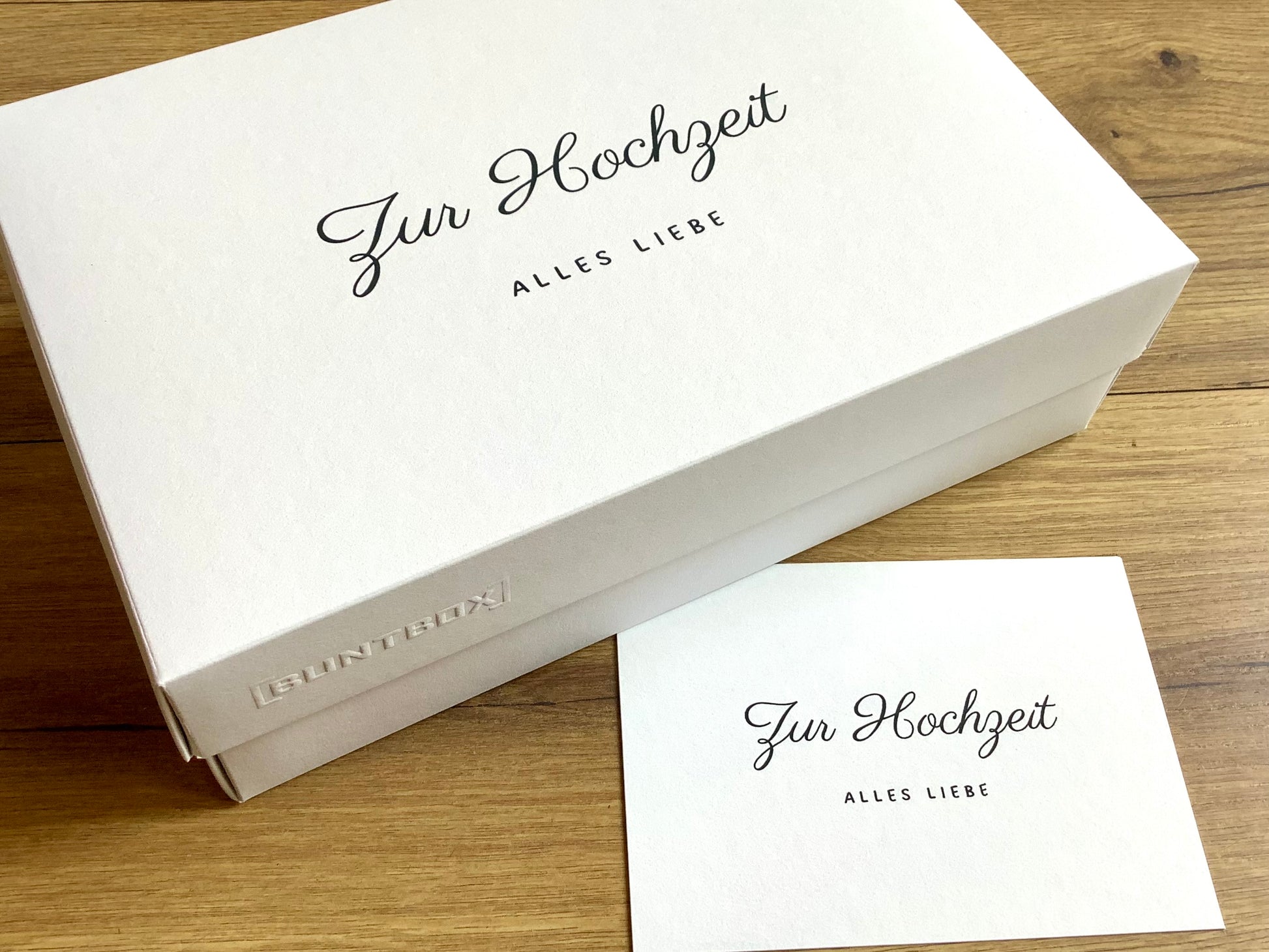 weiße Pappschachtel mit Deckel und Aufdruck "Zur Hochzeit alles Liebe".

Erhältlich bei Polly Paper, umweltfreundlicher Geschenk-Bedarf in Berlin-Mitte
