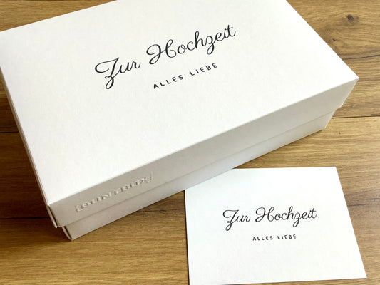 weiße Pappschachtel mit Deckel und Aufdruck "Zur Hochzeit alles Liebe".

Erhältlich bei Polly Paper, umweltfreundlicher Geschenk-Bedarf in Berlin-Mitte
