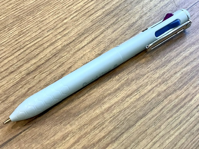 Vierfarb-Kugelschreiber iZee Pentel - Polly Paper - Umweltfreundliche Schreibwaren