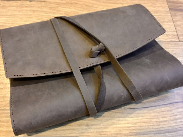 Leder-Buchhülle POET II papoutsi geschnürt dunkelbraun
