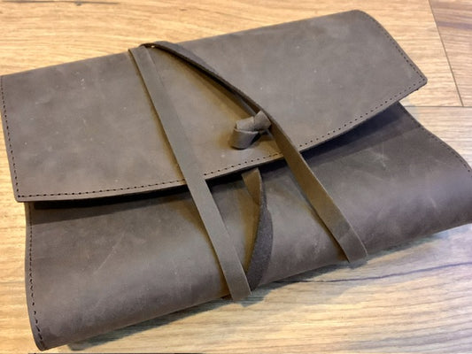 Leder-Buchhülle POET II papoutsi geschnürt dunkelbraun
