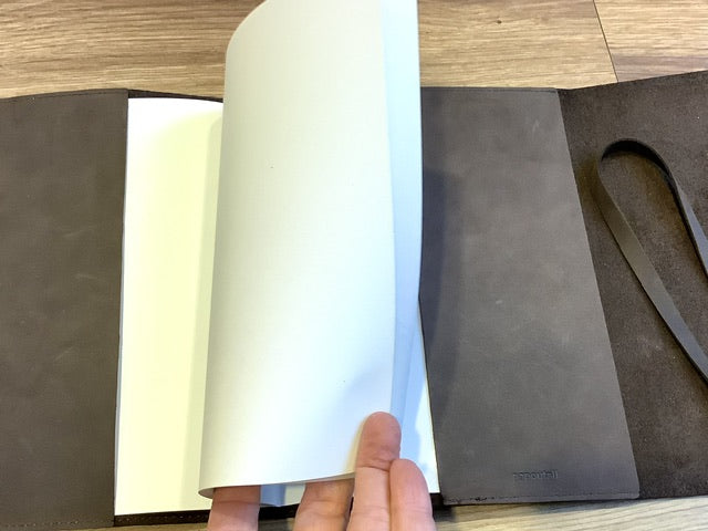 Leder-Buchhülle POET II papoutsi geschnürt dunkelbraun