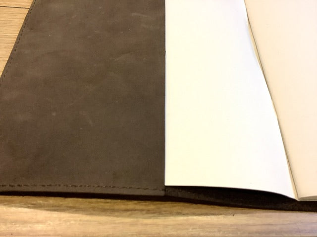 Leder-Buchhülle POET II papoutsi geschnürt dunkelbraun