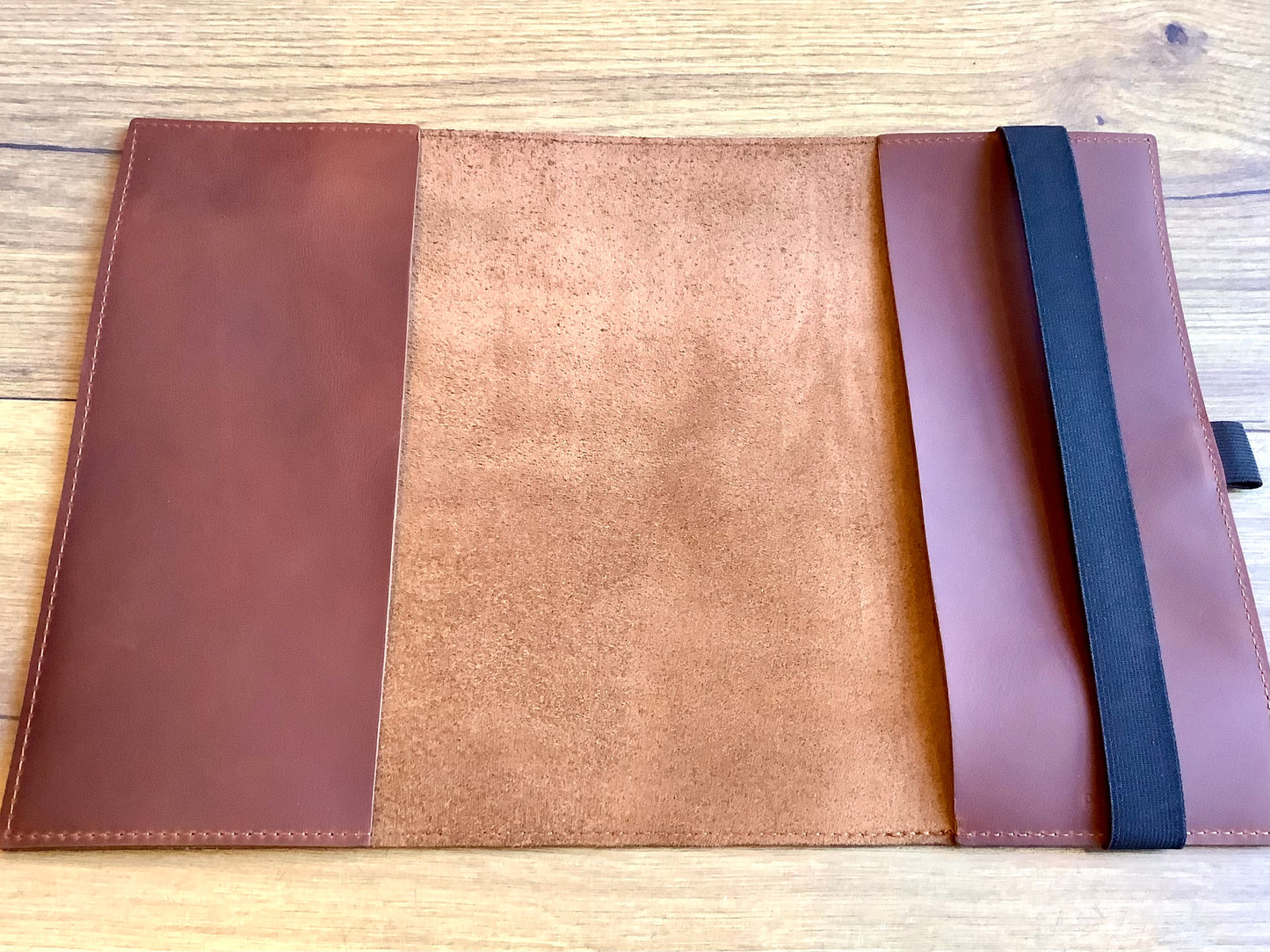 Leder-Buchhülle travel A5 Gummizug (papoutsi)
