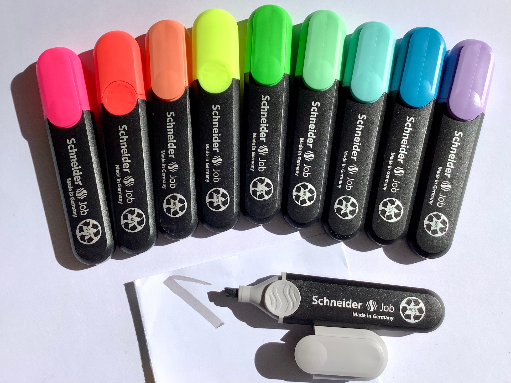 Textmarker bei Polly Paper in Berlin in elf Farben, nachfüllbar , aus Recycling-Plastik, Schaft in schwarz, Deckel in der Schreibfarbe