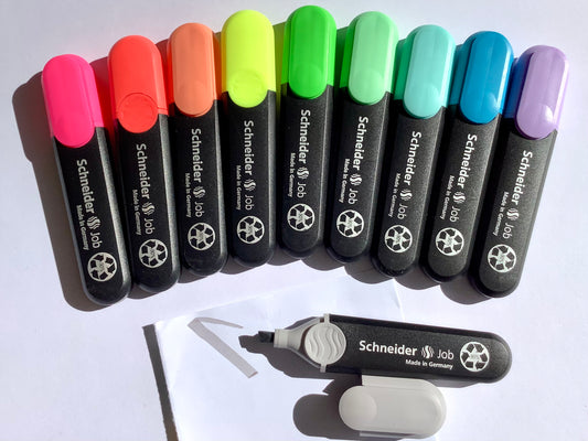 Textmarker bei Polly Paper in Berlin in elf Farben, nachfüllbar , aus Recycling-Plastik, Schaft in schwarz, Deckel in der Schreibfarbe