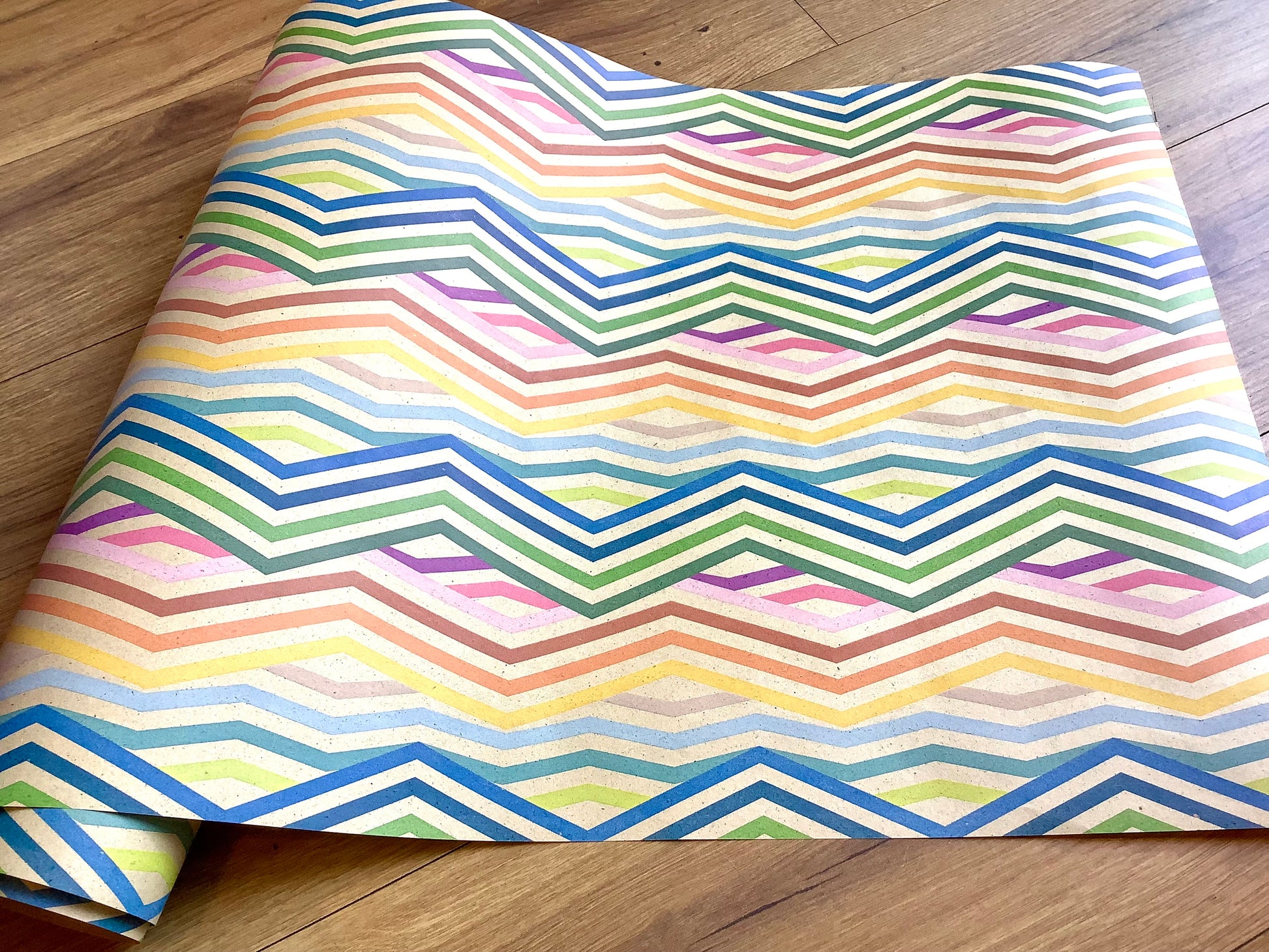 Geschenkpapier Graspapier Regenbogen 4m 50cm JUNG - Polly Paper - Umweltfreundliche Schreibwaren