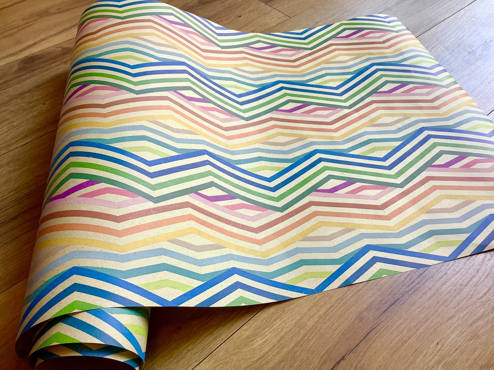 Geschenkpapier Graspapier Regenbogen 4m 50cm JUNG - Polly Paper - Umweltfreundliche Schreibwaren
