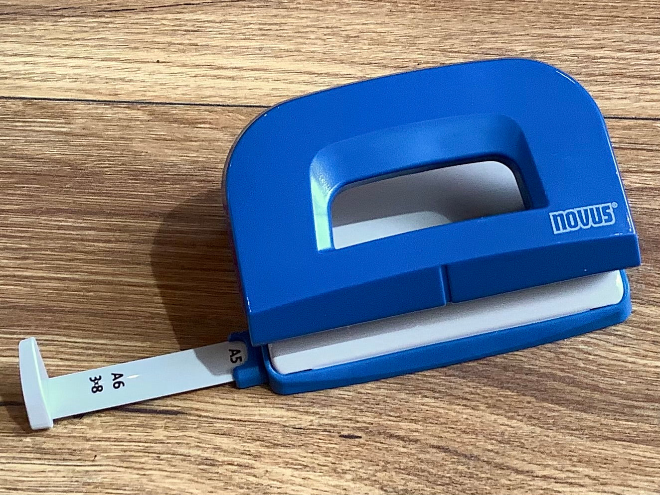 Locher novus E210 blau Metall - Polly Paper - Umweltfreundliche Schreibwaren