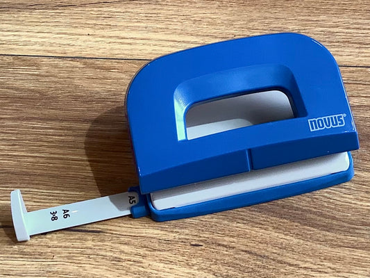 Locher novus E210 blau Metall - Polly Paper - Umweltfreundliche Schreibwaren