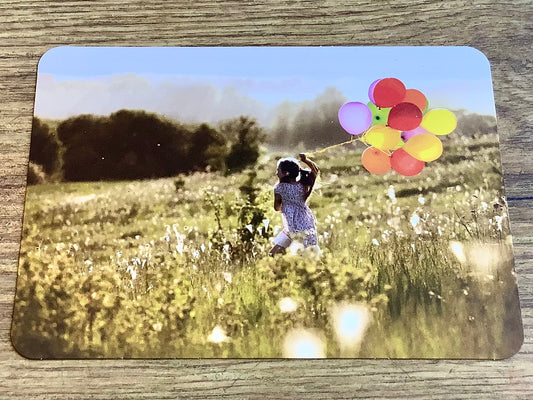 Sommerliche Postkarte Mädchen-mit-ballons-auf-wiese