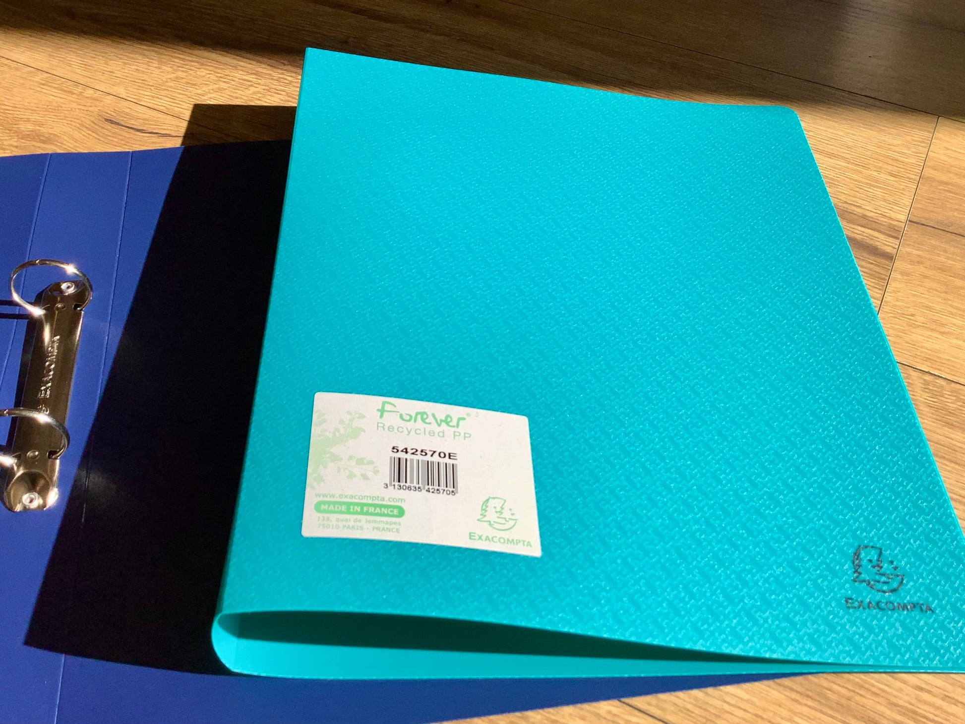Ringbuch aus recyceltem PP in türkis. Umweltfreundlicher Bürobedarf bei Polly Paper in Berlin-Mitte