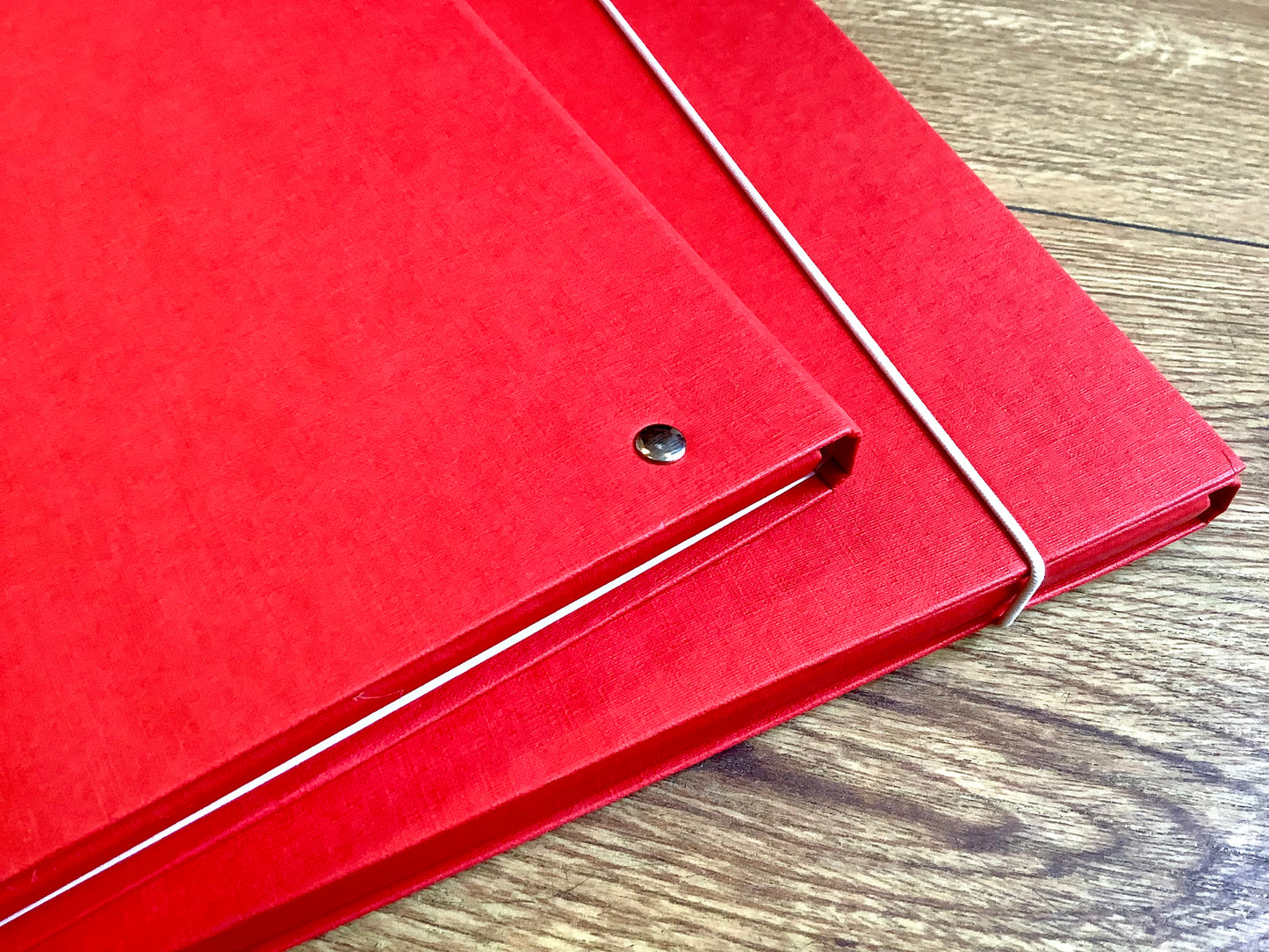 Rote Sammelmappe mit weißem Gummizug
