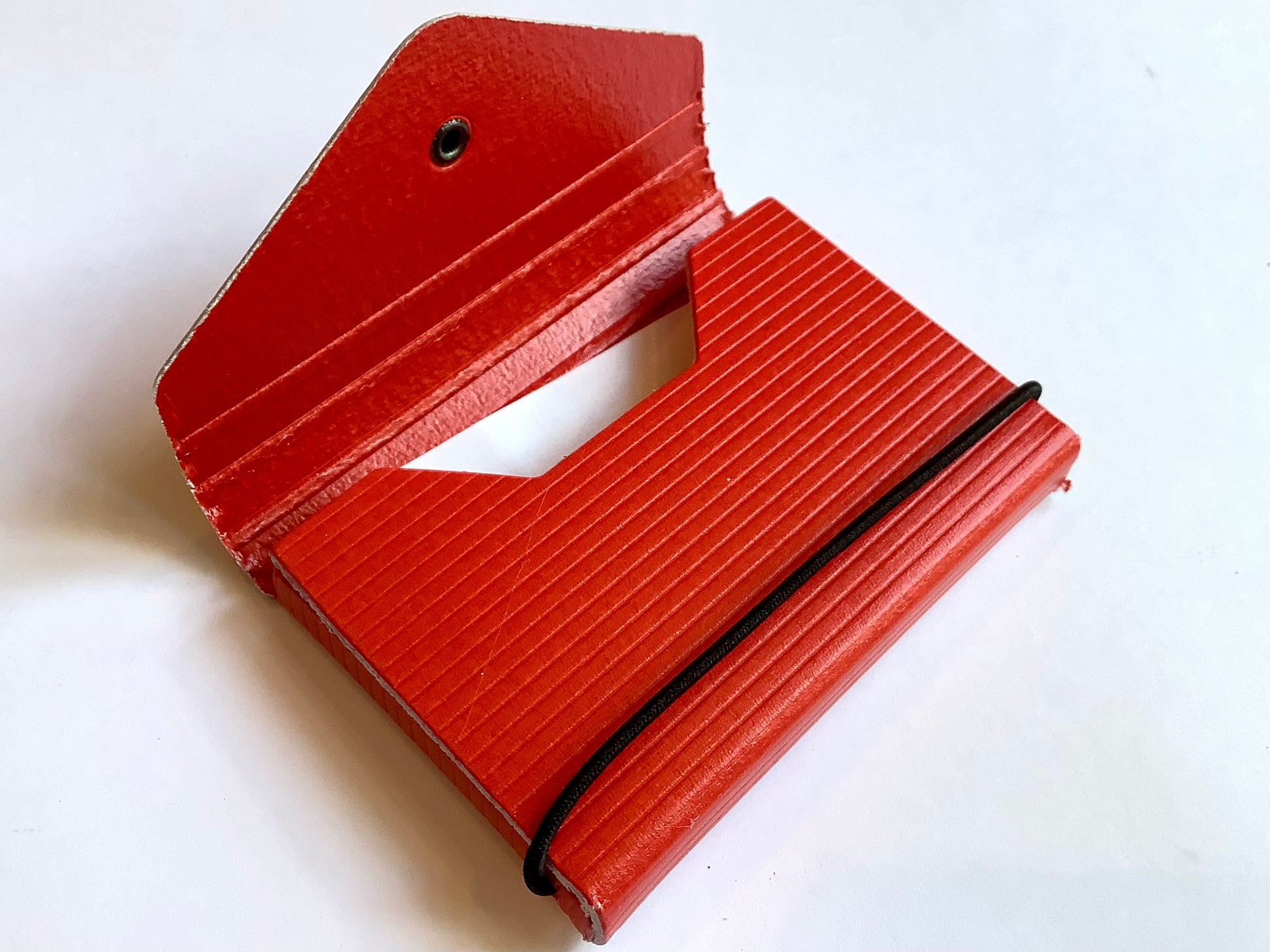 Rotes Visitenkartenetui aus gerilltem Recyclingkarton