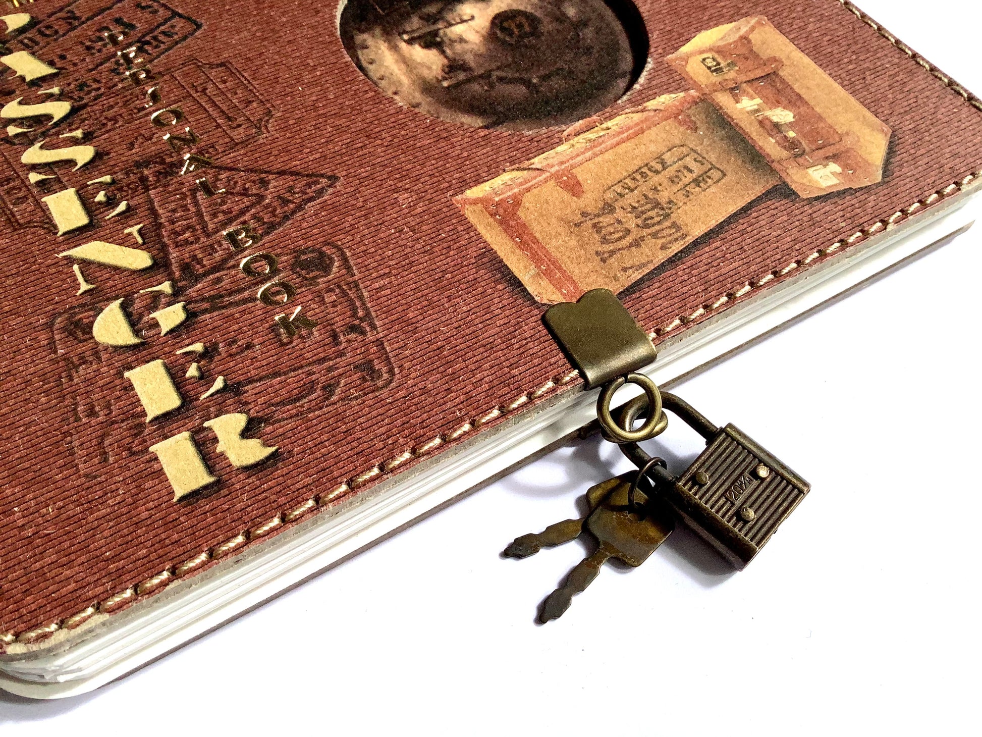 Abschließbares Tagebuch mit kleinem Vorhängeschloss