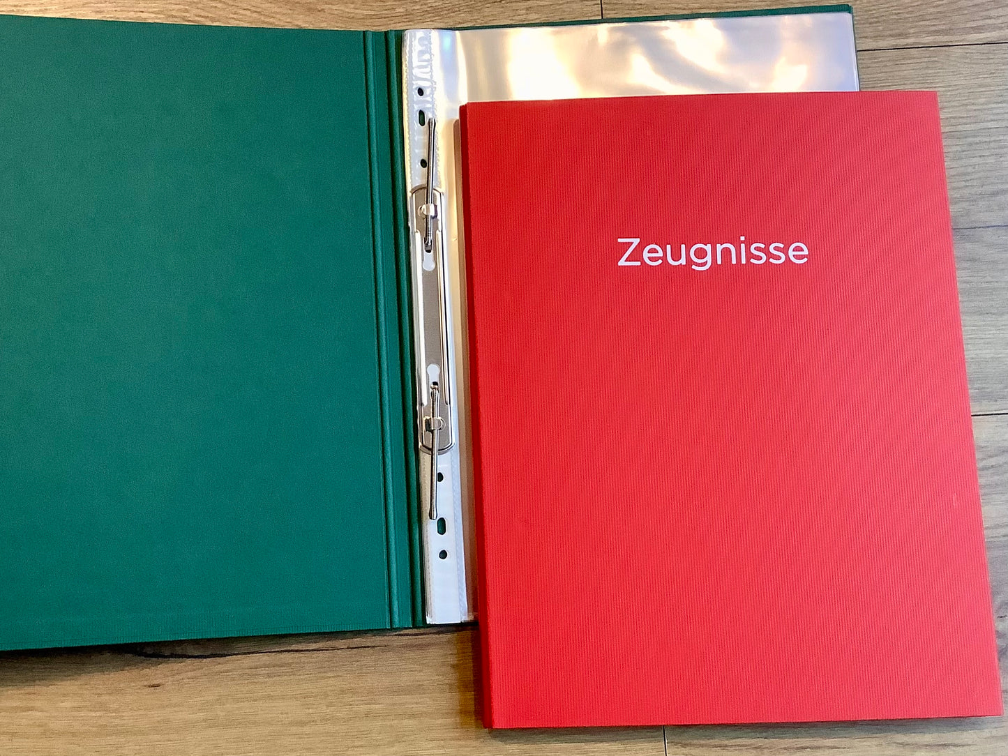 Rote Zeugnismappe mit silbernem Aufdruck "Zeugnisse" .
Diese Mappe und anderen Schulbedarf finden Sie bei Polly Paper in Berlin-Mitte