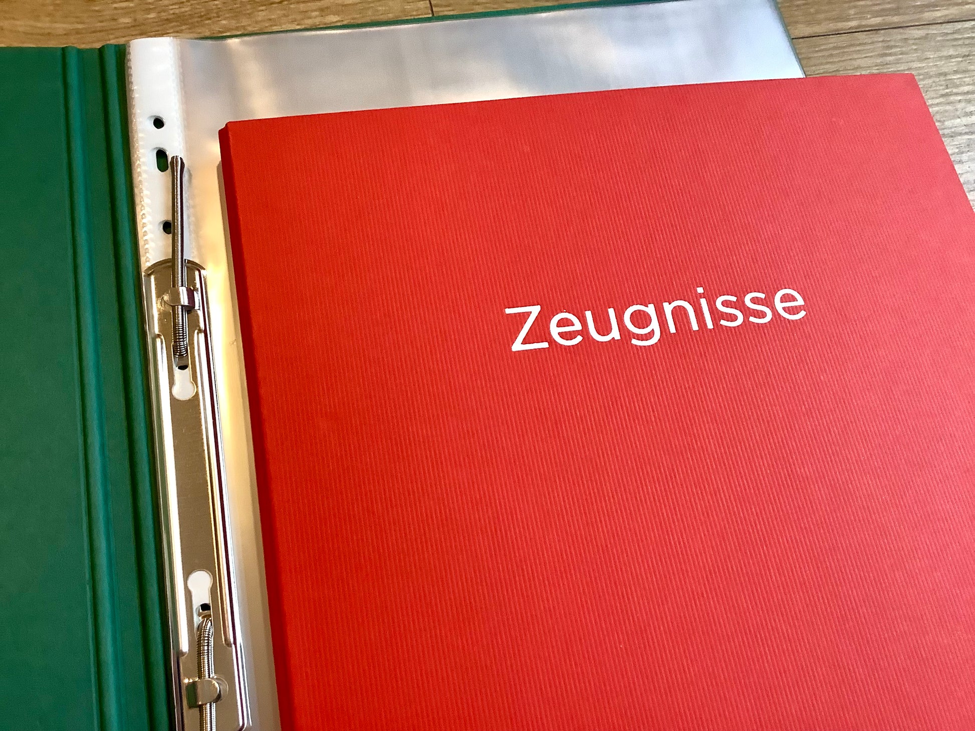 Rote Zeugnismappe mit silbernem Aufdruck "Zeugnisse" .
Diese Mappe und anderen Schulbedarf finden Sie bei Polly Paper in Berlin-Mitte