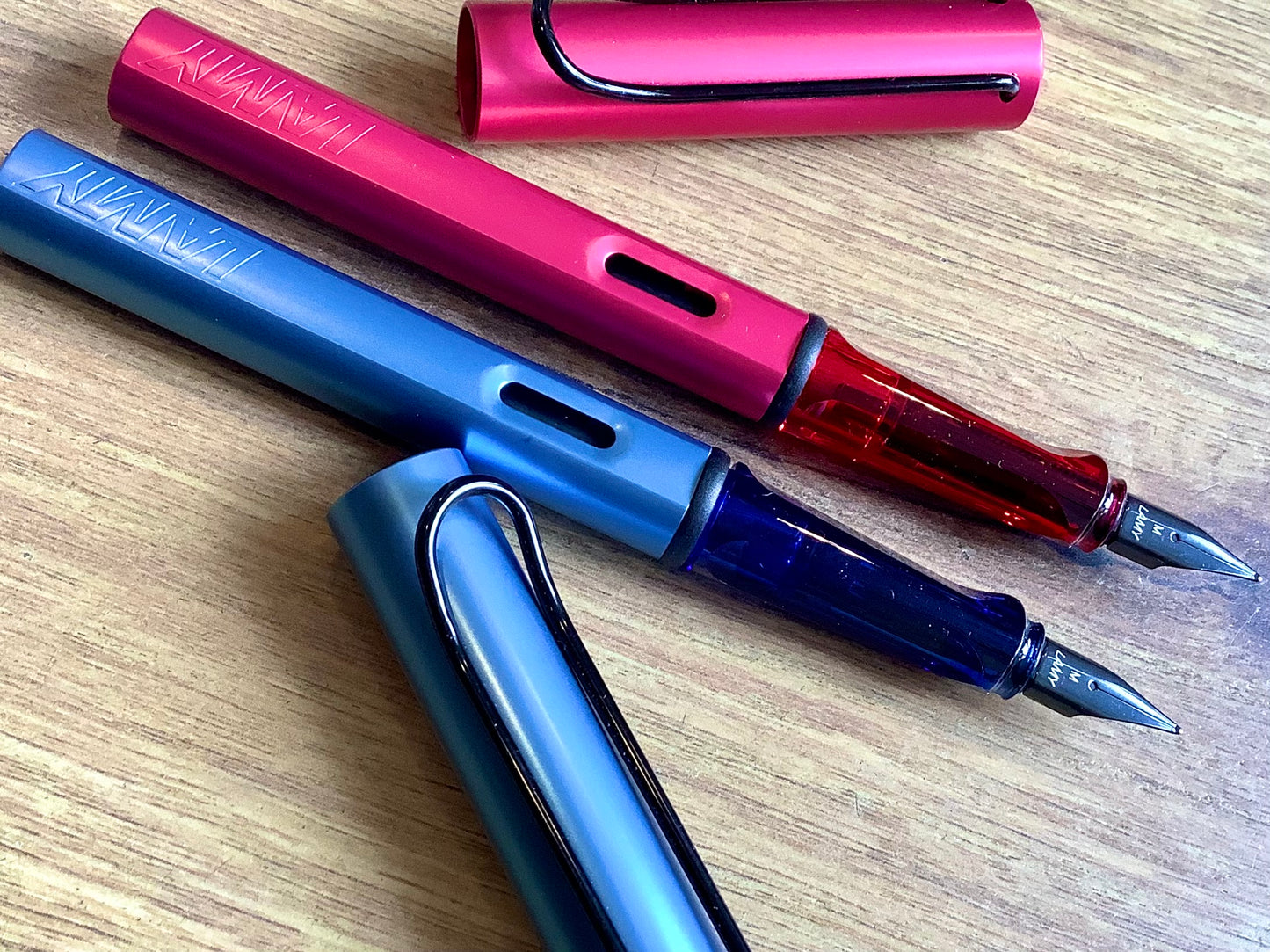 Roter und blauer Füller Alstar von Lamy