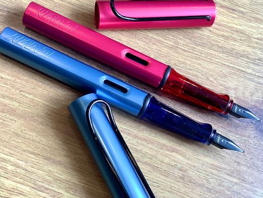 Roter und blauer Füller Alstar von Lamy